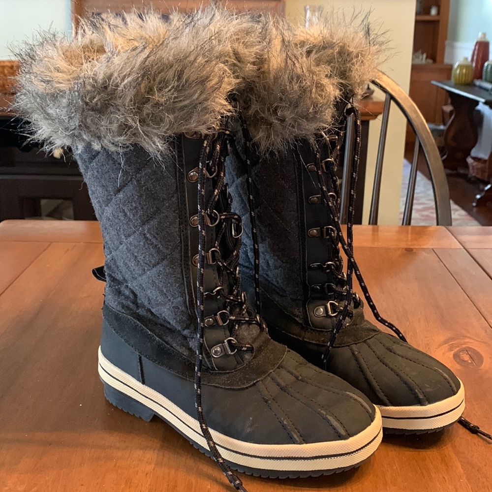 Size 7, women’s Totes brand winter boots. Black and grey, fur rimmed.